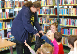 dzieci słuchają lekcji w bibliotece