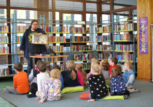 dzieci słuchają lekcji w bibliotece