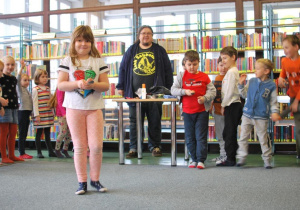 dzieci słuchają lekcji w bibliotece