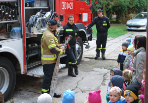 dzieci podczas wizyty strażaków