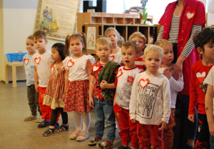Dzieci śpiewają hymn