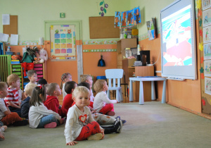 dzieci oglądają prezentację
