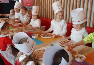 Dzieci na warsztatach robienia pizzy