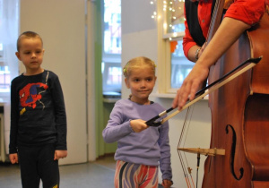 dzieci grają na instrumencie