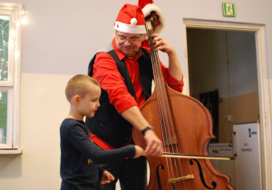 dzieci grają na instrumencie