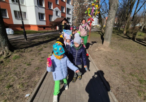 dzieci idą na spacer wiosenny