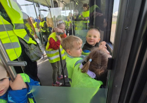 dzieci zwiedzają lotnisko
