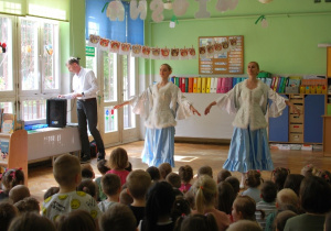 Dzieci oglądają spektakl baletowy