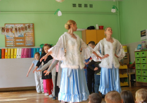 Dzieci oglądają spektakl baletowy