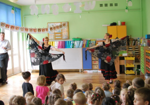 Dzieci oglądają spektakl baletowy