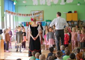 Dzieci oglądają spektakl baletowy