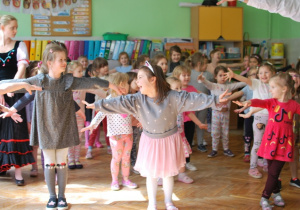 Dzieci oglądają spektakl baletowy