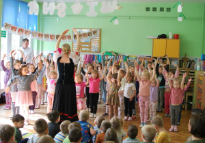 Dzieci oglądają spektakl baletowy