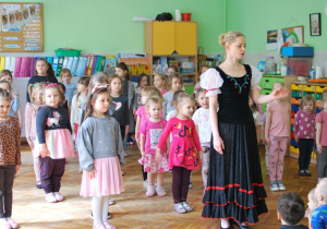 Dzieci oglądają spektakl baletowy