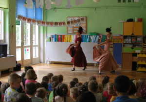 Dzieci oglądają spektakl baletowy