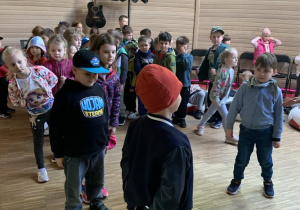 Dzieci na wycieczce w obserwatorium