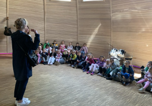 Dzieci na wycieczce w obserwatorium