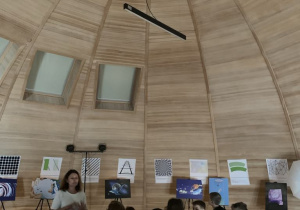 Dzieci na wycieczce w obserwatorium