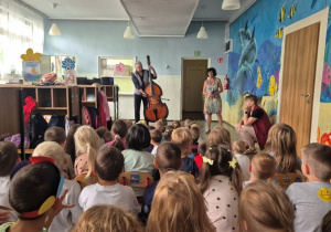 dzieci słuchają koncertu