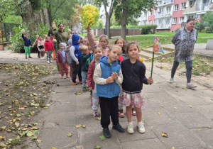 dzieci idą na spacerze witającym jesień