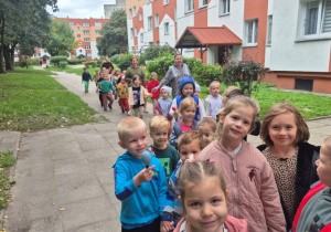 dzieci idą na spacerze witającym jesień