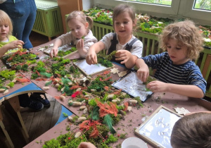 Dzieci na warsztatach florystycznych