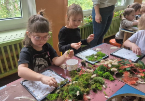 Dzieci na warsztatach florystycznych