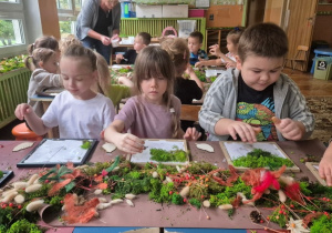 Dzieci na warsztatach florystycznych