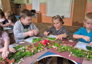 Dzieci na warsztatach florystycznych