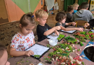 Dzieci na warsztatach florystycznych
