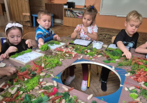 Dzieci na warsztatach florystycznych
