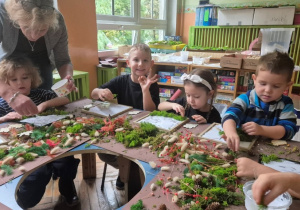 Dzieci na warsztatach florystycznych