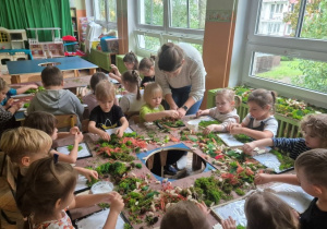 Dzieci na warsztatach florystycznych