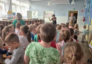 Dzieci bawią się na koncercie