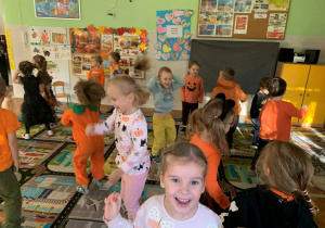 Dzieci bawią się z okazji Dnia Dyni