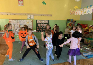 Dzieci bawią się z okazji Dnia Dyni