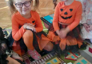 Dzieci bawią się z okazji Dnia Dyni