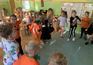 Dzieci bawią się z okazji Dnia Dyni