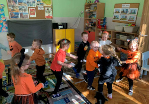 Dzieci bawią się z okazji Dnia Dyni