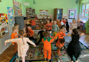 Dzieci bawią się z okazji Dnia Dyni