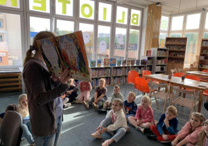 dzieci na zajęciach w bibliotece