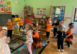 Dzieci bawią się z okazji Dnia Dyni