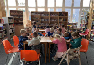 dzieci na zajęciach w bibliotece