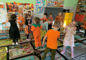 Dzieci bawią się z okazji Dnia Dyni