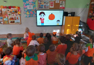 Dzieci bawią się z okazji Dnia Dyni