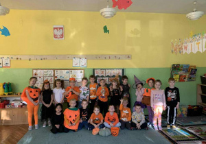 Dzieci bawią się z okazji Dnia Dyni