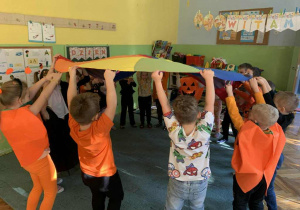 Dzieci bawią się z okazji Dnia Dyni