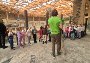 dzieci zwiedzają zoo