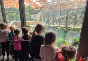 dzieci zwiedzają zoo
