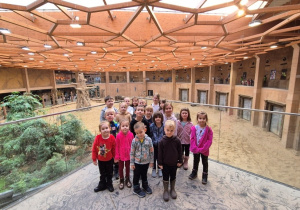 dzieci zwiedzają zoo